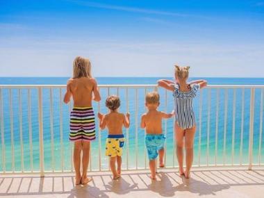 在橙色海滩度假的家庭度假