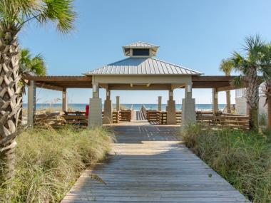罗马的海湾海岸和橙色海滩住宿小屋